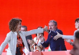 La vicesecretaria general del PSOE, María Jesús Montero, saluda al secretario general del PSOE-A, Juan Espadas