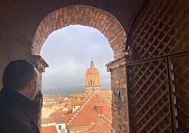Desde el torreón del convento se divisa la torre de la Catedral accitana.