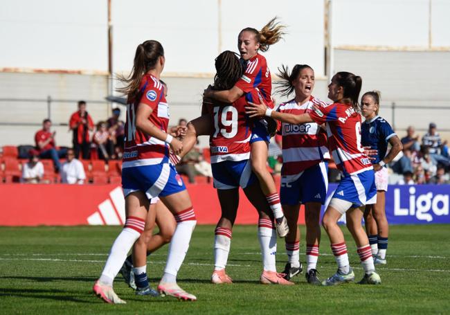 Las jugadoras del Femenino celebran un gol