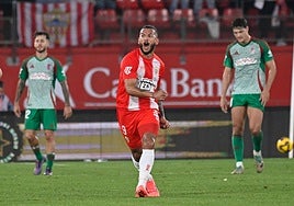 Luis Suárez se dirige con rabia hacia los aficionados del Granada en el UD Almería Stadium.