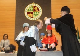 Raphael recibiendo la medalla de manos de Nicolás Ruiz