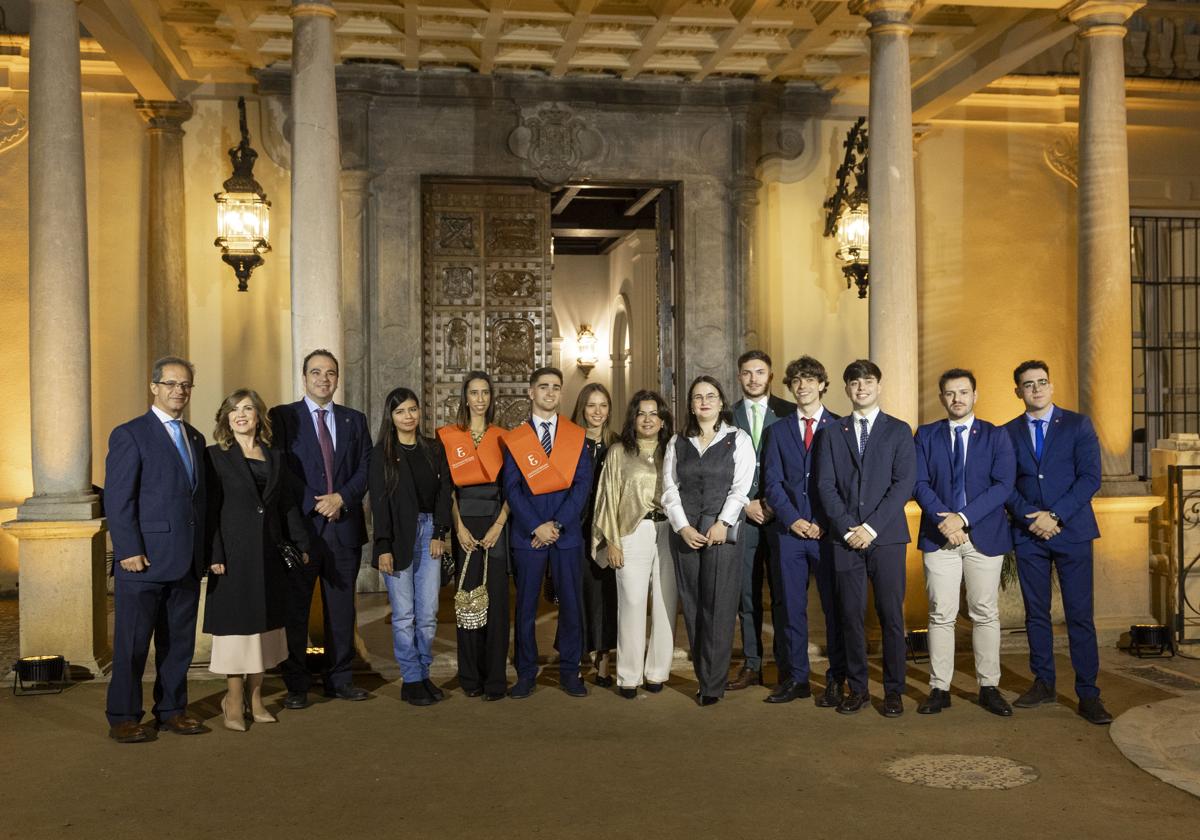 La foto de familia tras la ceremonia de entrega de las distinciones