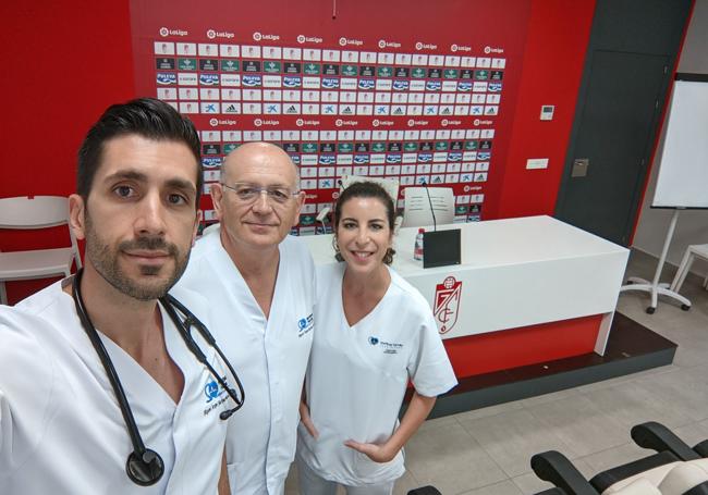 Junto a la enfermera Carmen González Palencia en las dependencias del Granada CF