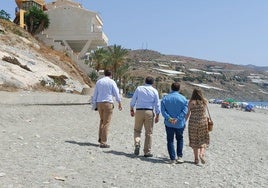 Imagen de archivo de Toñi Antequera, alcaldesa de Gualchos-Castell de Ferro mientras visita la playa.