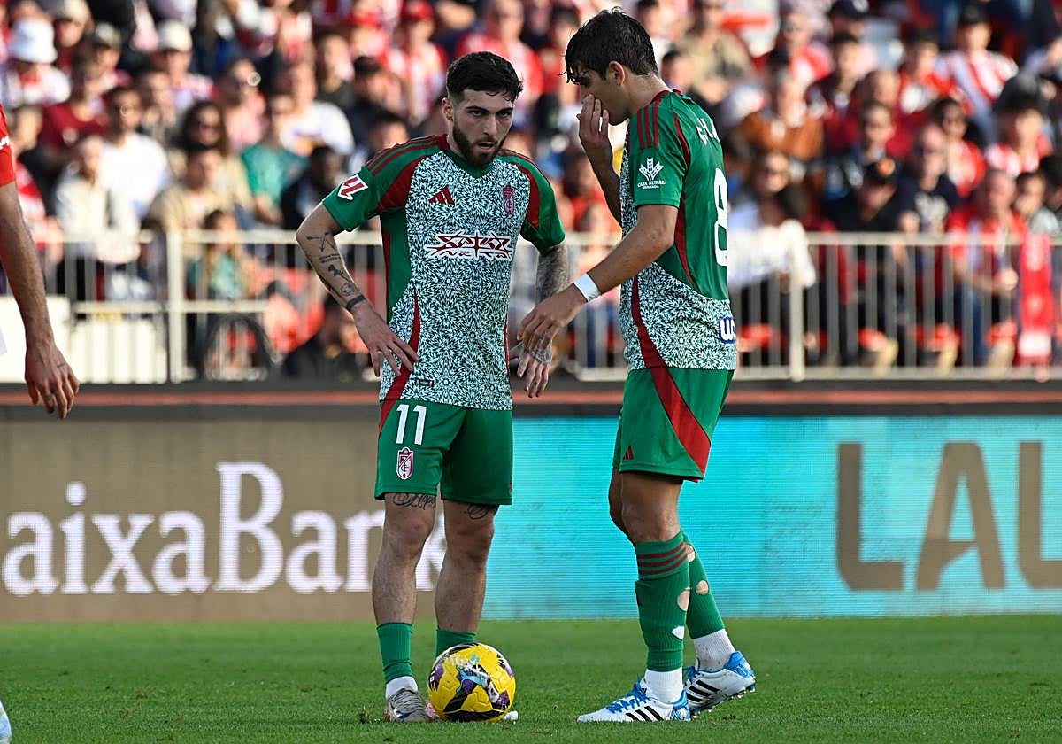 Tsitaishvili escucha las indicaciones de Gonzalo Villar ante el Almería.