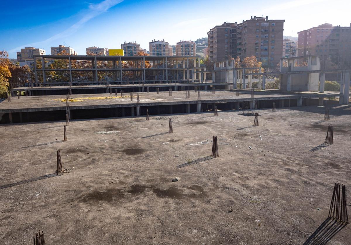 Imagen principal - Los terrenos de la antigua ciudad deportiva, donde permanece una gigantesca estructura de hormigón de lo que iba a ser un complejo comercial y con aparcamientos.