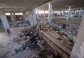 Basura acumulada en una de las plantas subterráneas del esqueleto de la antigua ciudad deportiva.