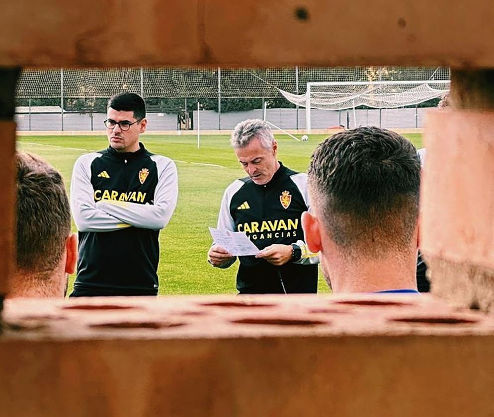 Álex Sosa asiste a una charla de Fran Escribá en Zaragoza.