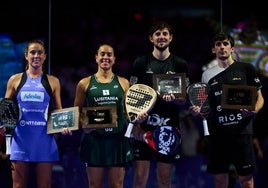 El granadino Mike Yanguas, el segundo por la derecha, posa con su placa de subcampeón.