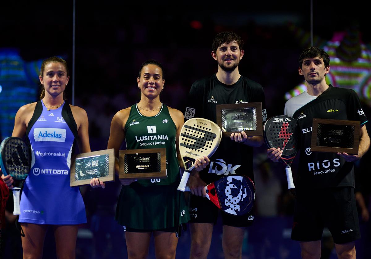 El granadino Mike Yanguas, el segundo por la derecha, posa con su placa de subcampeón.