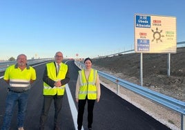 El subdelegado del Gobierno en Jaén, Manuel Fernández (centro), en la visita al enlace de acceso a Baeza desde la A-32.