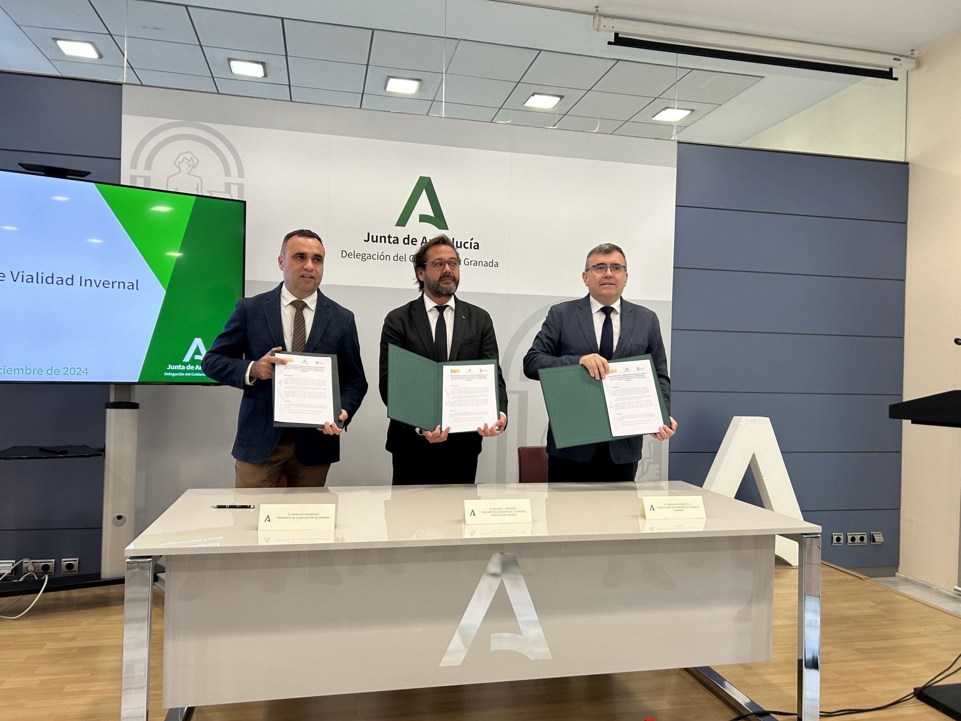 Granada duplica sus medios con 52 quitanieves para hacer frente a temporales de invierno