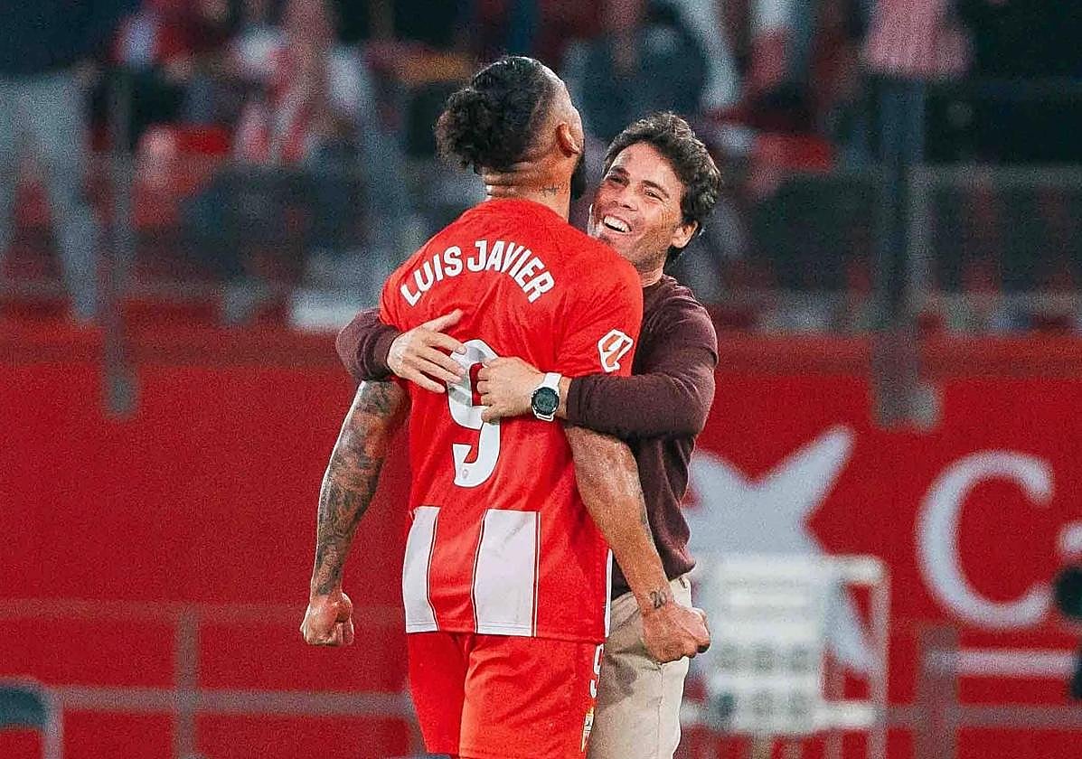 Luis Suárez y Rubi se abrazan al final del partido, tras una victoria épica.