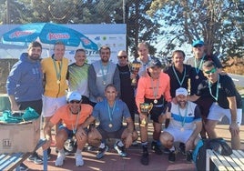 Campeones y subcampeones posan juntos en la Real Sociedad de Tenis de Granada.