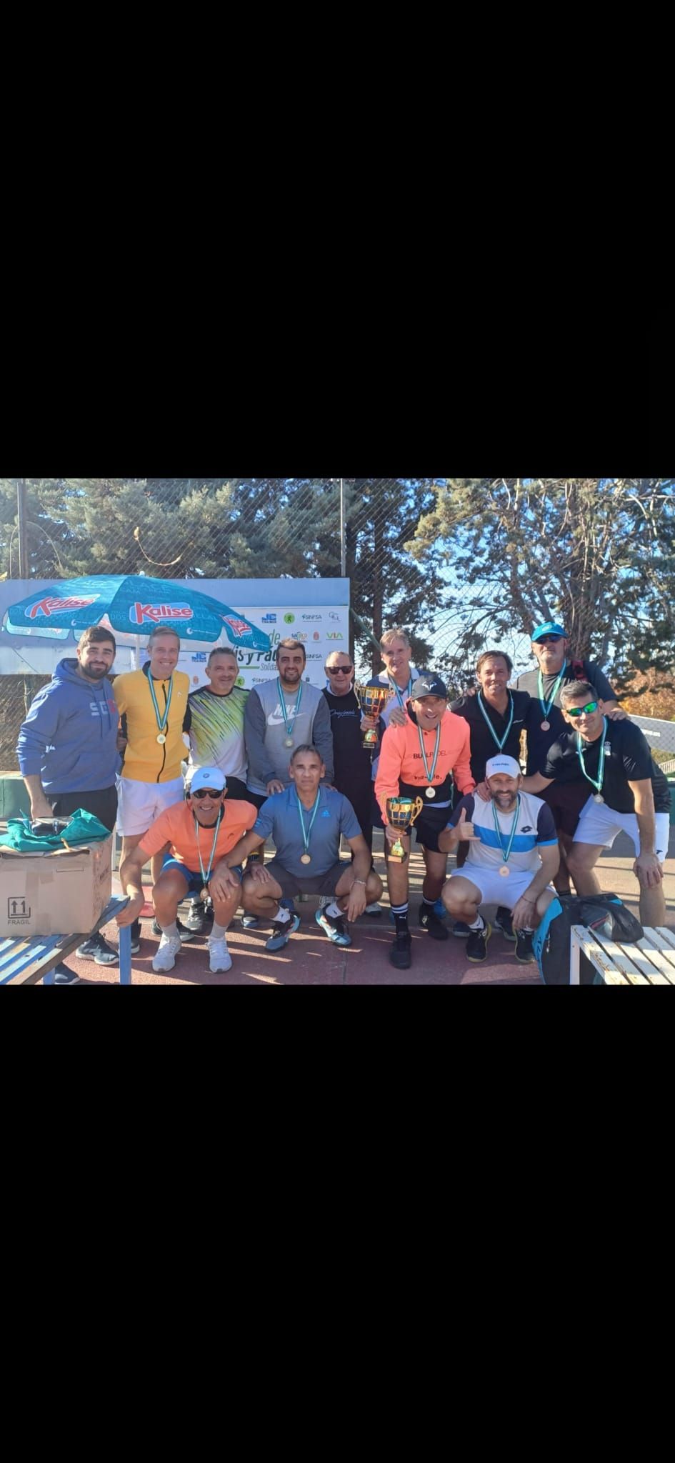 Campeones y subcampeones posan juntos en la Real Sociedad de Tenis de Granada.