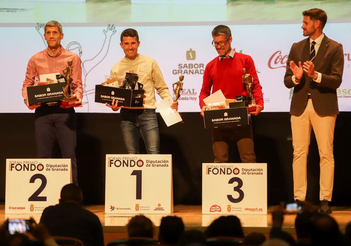 Manuel Santiago, campeón absoluto, entre Francisco Javier Fernández y Leonardo Tovar, bajo los aplausos del diputado Eric Escobedo.