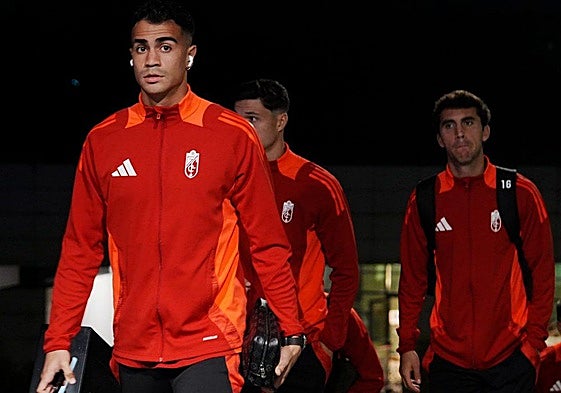 Reinier camina seguido por Miguel Rubio y Manu Lama.