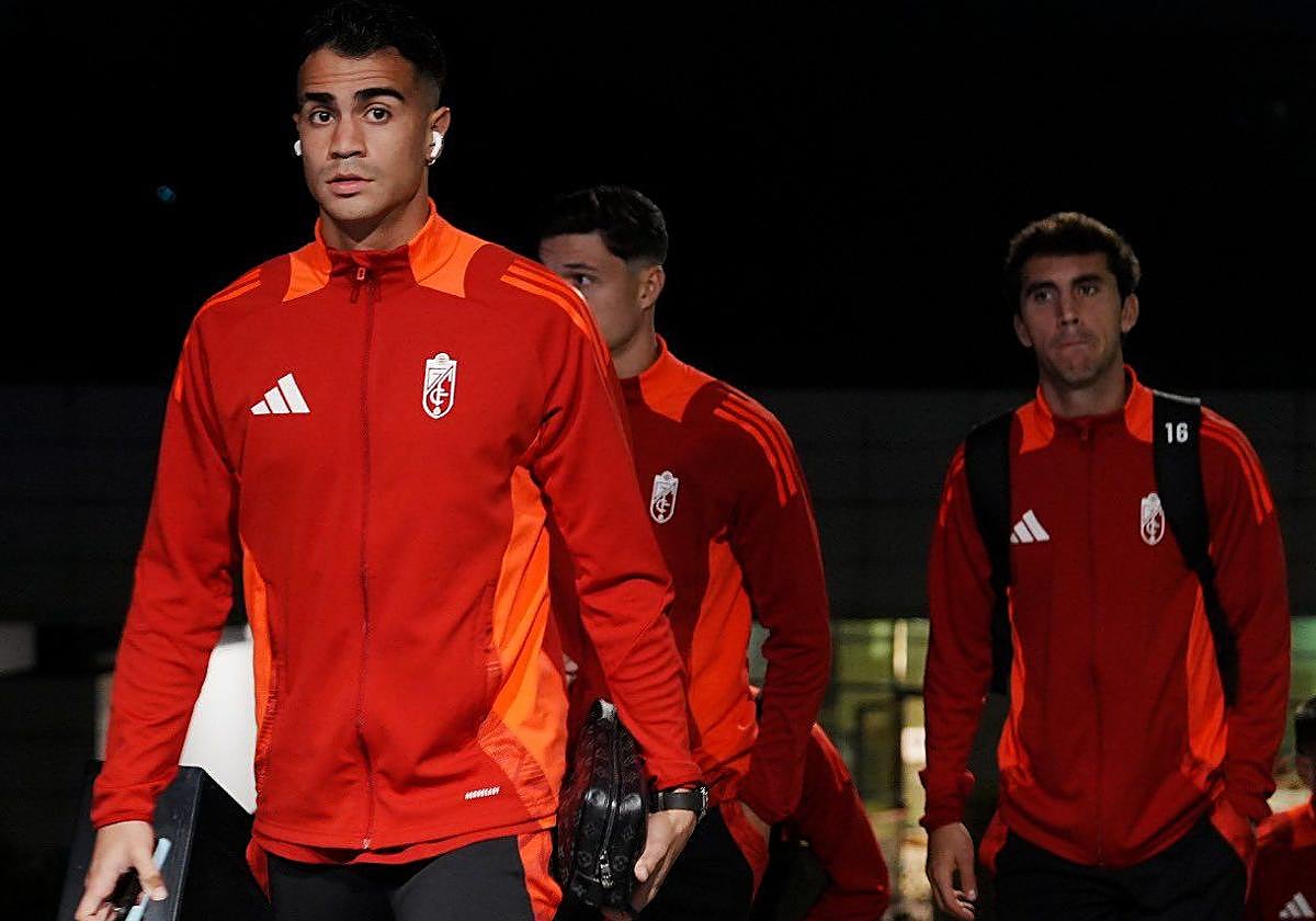 Reinier camina seguido por Miguel Rubio y Manu Lama.