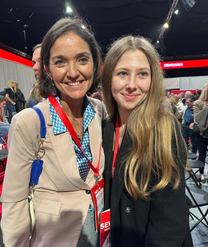 Imagen secundaria 2 - Paula con Óscar Puente, Juan Espadas y Reyes Maroto en el congreso federal del PSOE en Sevilla.