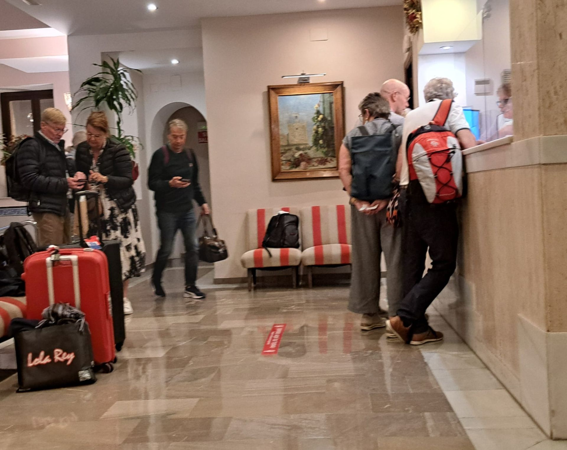 Clientes esperando en la recepción del hotel Anacapri del centro de Granada, ayer martes.