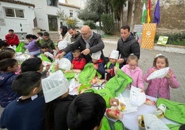 Los pequeños preparando su desayuno saludable