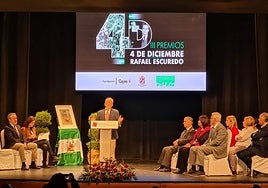 Juan Espadas, a la izquierda, a su llegada al acto.