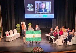 Manuel Pezzi y Juan Espadas entregan a Baltasar Garzón (centro) el premio Fundación Escuredo.