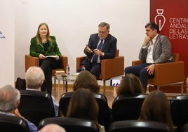 Sánchez y Poyato (en el centro), durante la conferencia de ayer.