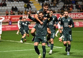 Leo Baptistao, con Arnau en su espalda, celebra el gol del triunfo.