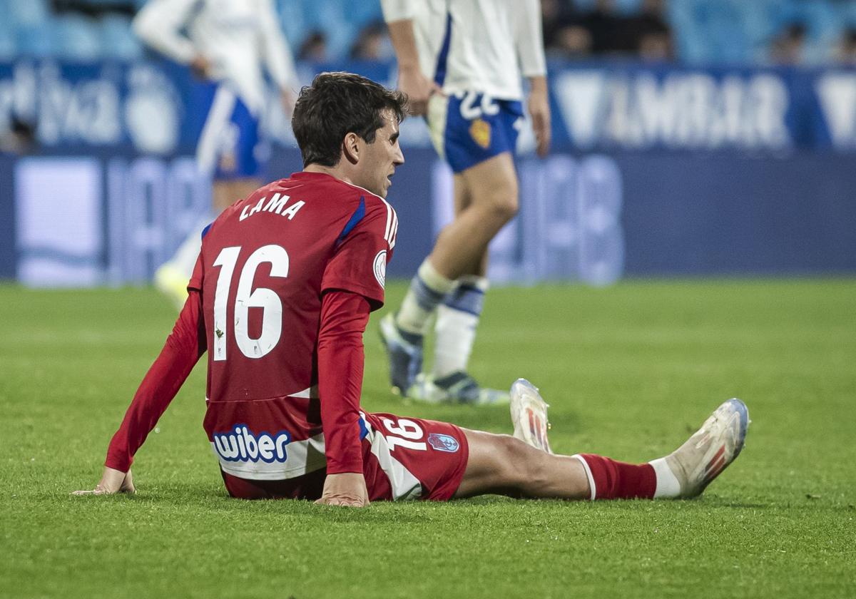 Manu Lama cae exhausto en La Romareda.