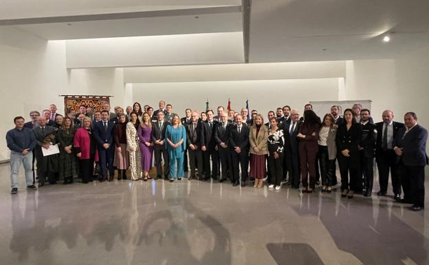 Foto de familia al finalizar el acto institucional.