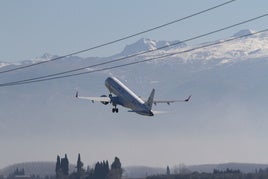 Avión despegando del aeropuerto de Granada.