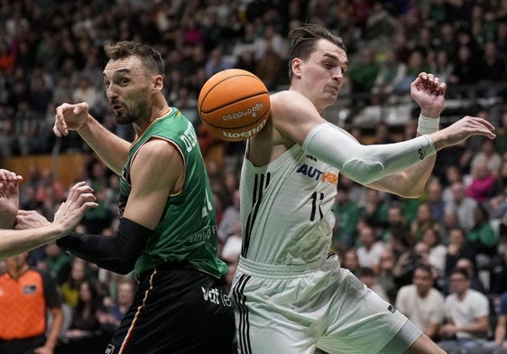 Sam Dekker (izquierda), que pelea con el madridista Hezonja, ha fortalecido todavía más el poderoso juego interior del Joventut.