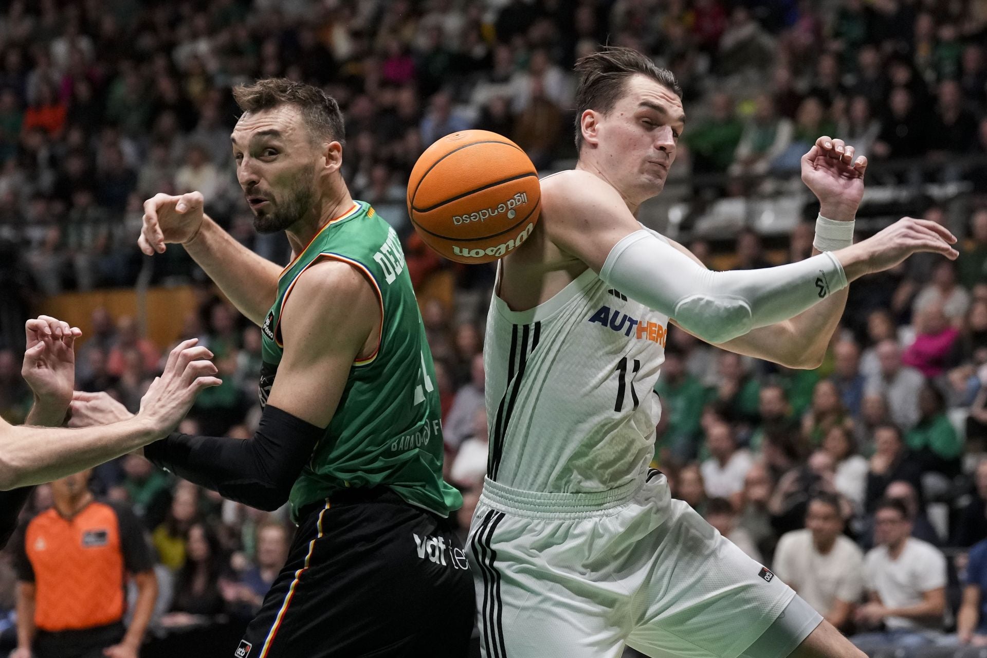 Sam Dekker (izquierda), que pelea con el madridista Hezonja, ha fortalecido todavía más el poderoso juego interior del Joventut.