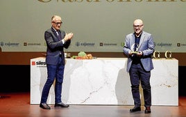 Con una enoteca única en Almería, Alfonso Montaña recibe el Premio a Mejor Sumiller.