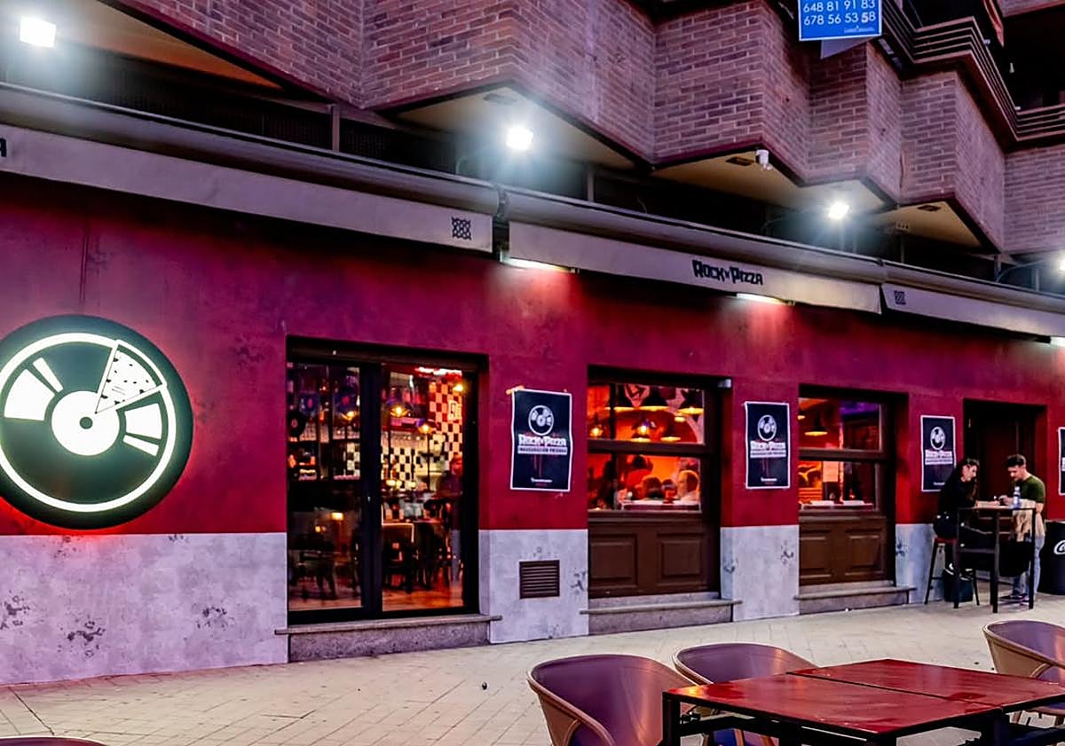 Imagen principal - El restaurante de Granada que vende pizzas a ritmo de rock