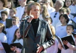 Raphael, durante la grabación del villancico en la plaza del Ayuntamiento de Linares