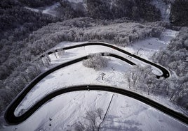 Fotografía de archivo de carreteras nevadas.