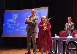 Entrega del reconocimiento a Esperanza Pérez de la mano del rector, Nicolás Ruiz.