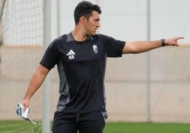 El entrenador del Granada femenino, Arturo Ruiz, da indicaciones durante un entrenamiento.