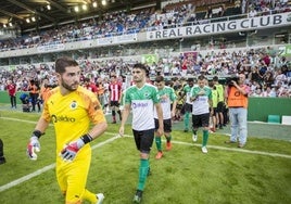 Luca Zidane salta al campo en un partido con el Racing en El Sardinero durante la temporada 2019/20.