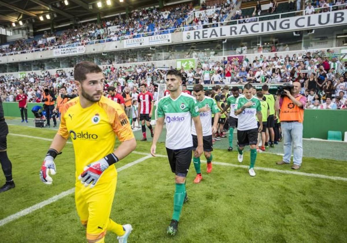 Luca Zidane salta al campo en un partido con el Racing en El Sardinero durante la temporada 2019/20.