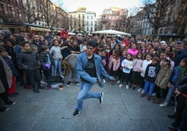 Actuación de baile en la plaza de las Pasiegas.