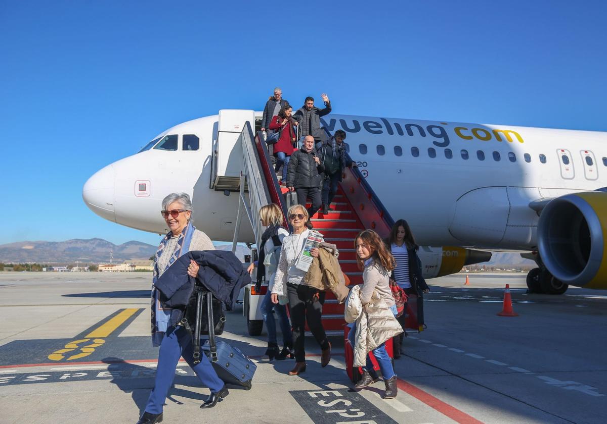 Viajeros de Vueling aterrizando en el aeropuerto de Granada Jaén.