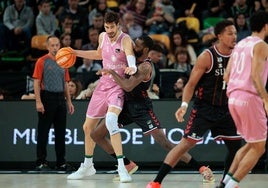 Posteo de Ante Tomic, con el balón, ante Marvin Jones, del Surne Bilbao.