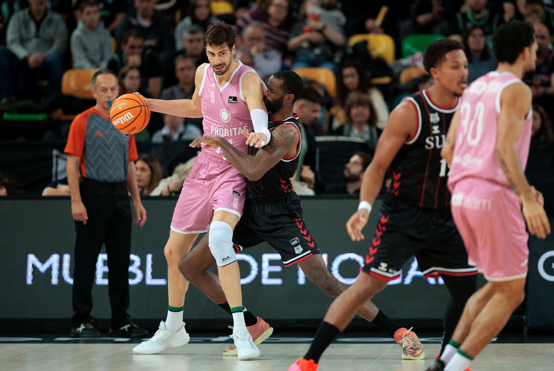 Posteo de Ante Tomic, con el balón, ante Marvin Jones, del Surne Bilbao.