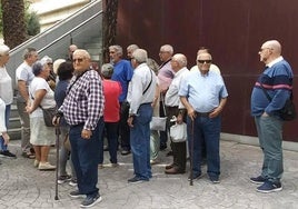 Reunión de los vecinos a las puertas de Delegación el pasado mes de octubre.