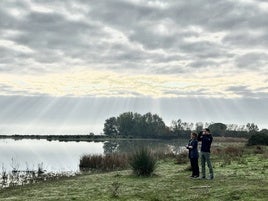 Juanma Moreno y Teresa Ribera, en una visita a Doñana el pasado año tras sellar su acuerdo para mejorar la conservación de este espacio natural.