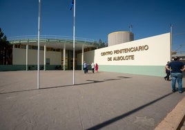 Vista de la entrada al centro penitenciario de Albolote.