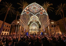 La Plaza de la Catedral vive el tradicional encendido de Navidad.